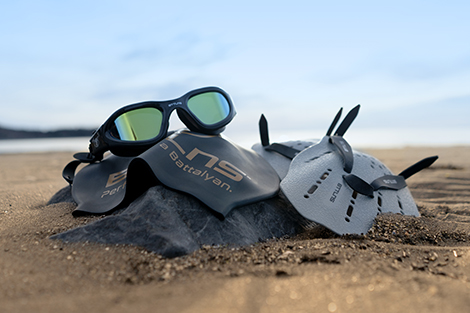 bttlsn-open-water-zwembril-op-strand-sfeerfoto.jpg