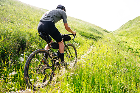 heren-korte-fietsbroeken-zonder-zeem-man-fietsend-door-natuur-in-korte-fietsbroek.jpg