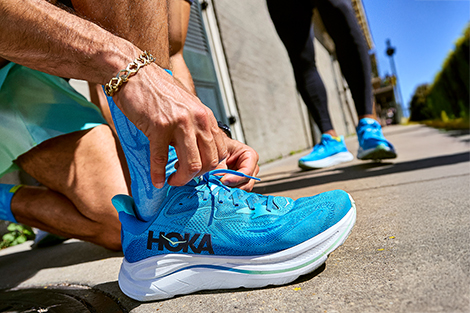 hoka-clifton-10-hardloopschoenen-man-veter-strikken-sfeerfoto.jpg
