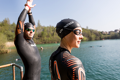 man-en-vrouw-bij-water-in-wetsuit-met-zwembril.jpg