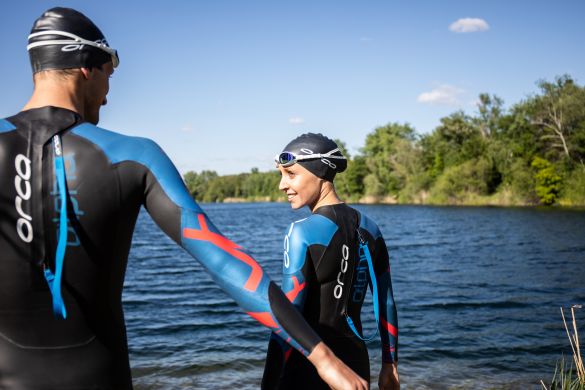 man-en-vrouw-in-wetsuit-openwater.jpg