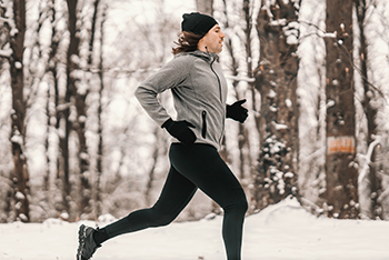man-hardlopend-in-winter-door-bos.jpg