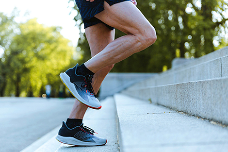 man-hardlopend-op-trap-met-hardloopschoenen-en-sokken.jpg
