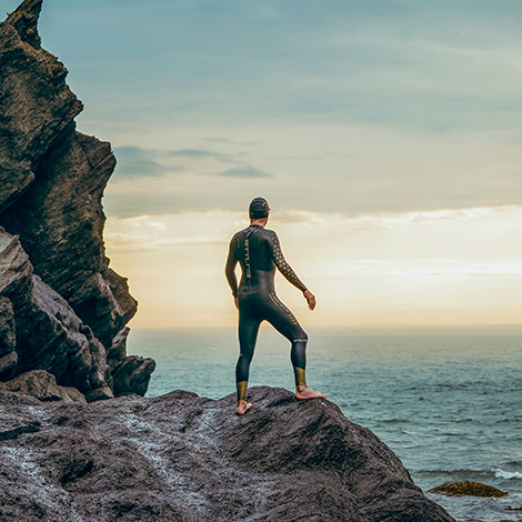 man-in-triathlon-bttlns-wetsuit-bij-oceaan.jpg