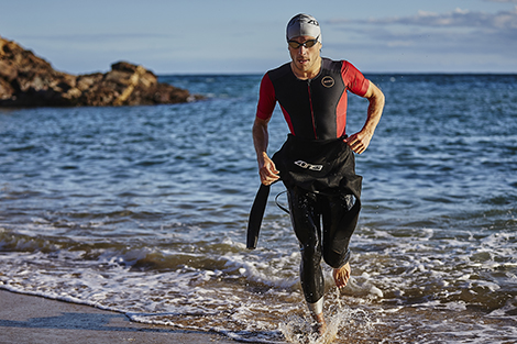 man-in-wetsuit-en-trisuit-rennend-het-water-uit.jpg