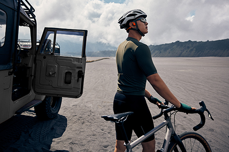 man-met-wielrenfiets-op-vlakte-met-shokz-openrun-pro-2-koptelefoon.jpg