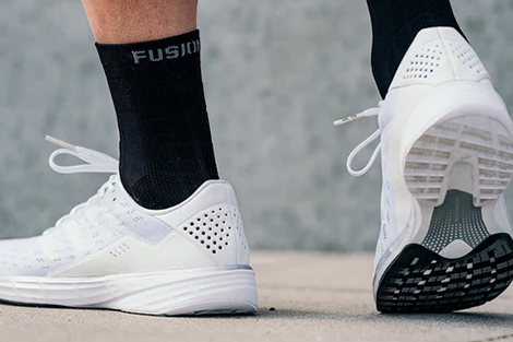 man-met-witte-hardloopschoenen-en-zwarte-hardloopsokken.jpg