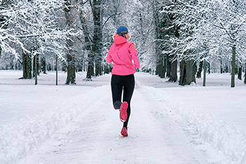 vrouw-hardlopen-in-winterbos.jpg