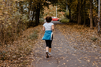 vrouw-hardlopend-door-park-tijdens-herfst.jpg