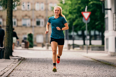 vrouw-hardlopend-door-stad-met-korte-mouwen-shirt.jpg