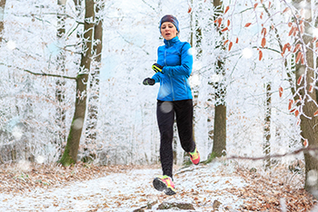 vrouw-hardlopend-in-bos-tijdens-winter.jpg
