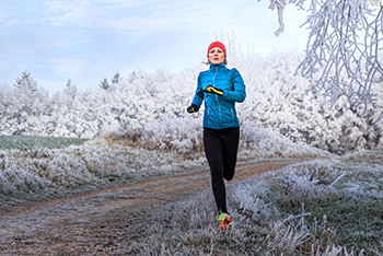 vrouw-hardlopend-in-winter-door-natuur.jpg