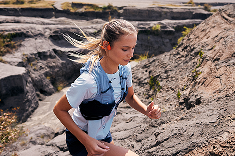 vrouw-hardlopend-met-shokz-openrun-pro2-in-bergen.jpg