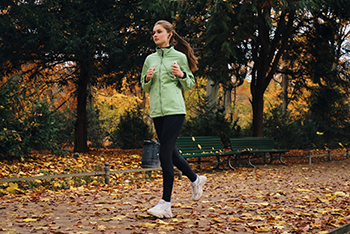 vrouw-hardlopend-tijdens-herfst-in-park.jpg