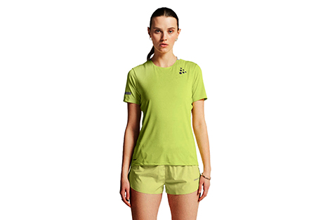 vrouw-in-hardloopshirt-met-lossere-pasvorm-groen.jpg