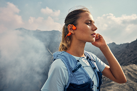 vrouw-luisterend-naar-muziek-met-shokz-openrun-pro-2-op-berg.jpg